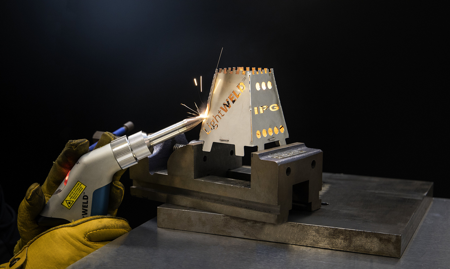 Поставка системы ручной лазерной сварки LightWELD 1500